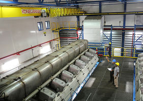 Konecranes expert and customer on site