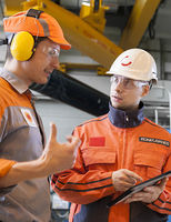 Konecranes expert and customer