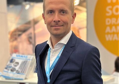 Vanas Engineering Sales Manager Peter De Neve standing in front of the packaging line